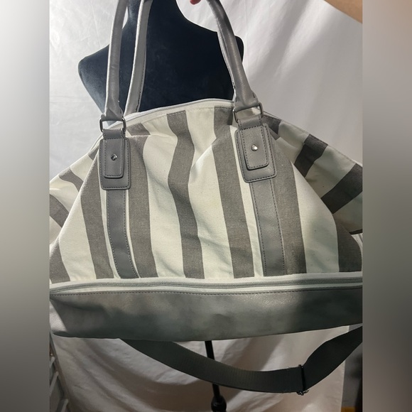 Ulta Striped Weekend Bag Gray White Spacious Travel Tote Lightweight carryall - Picture 4 of 7